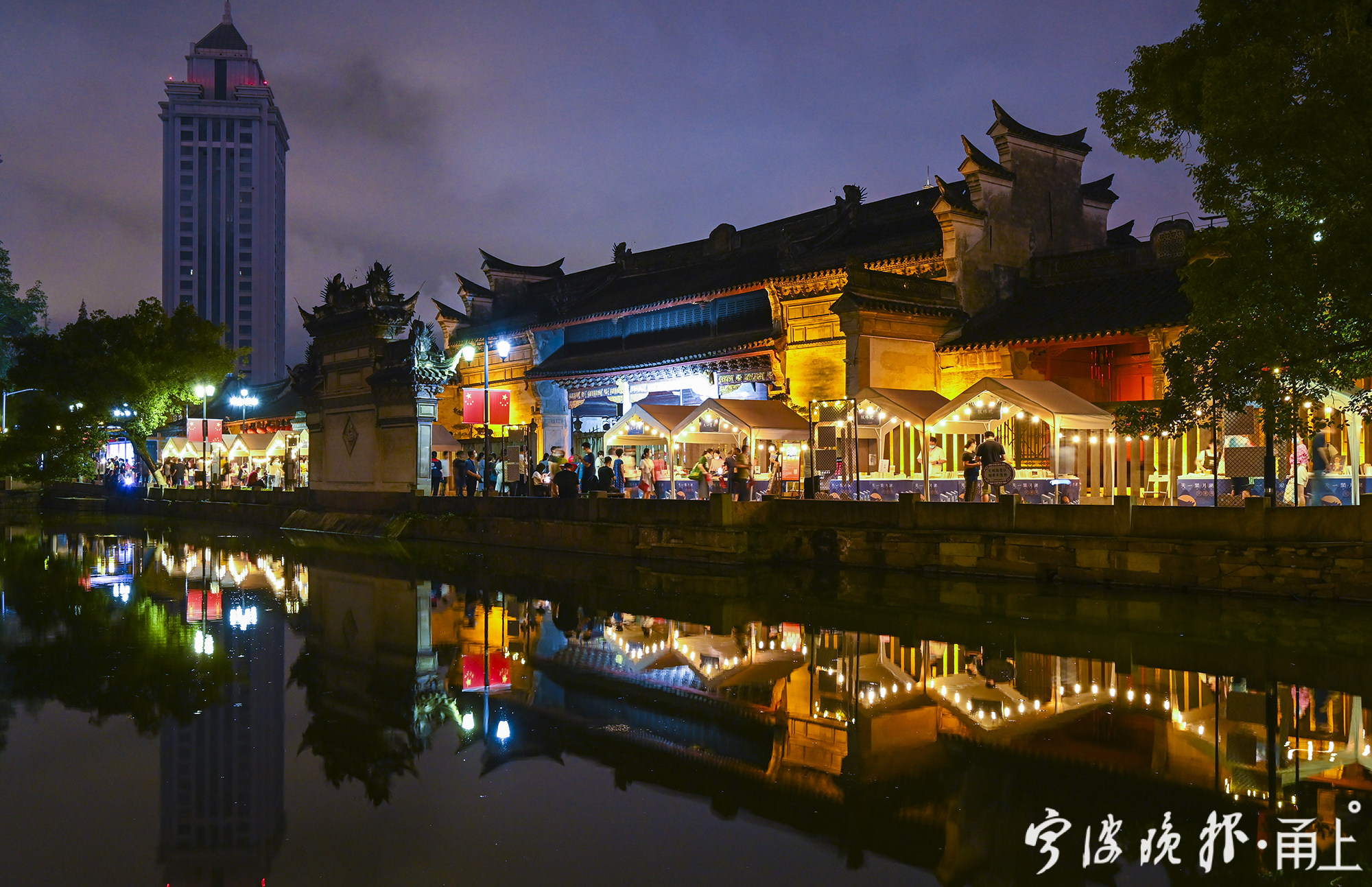 融入阅读推广线下实践,首次以"夜书肆"的形式展现了宁波文化发展成果