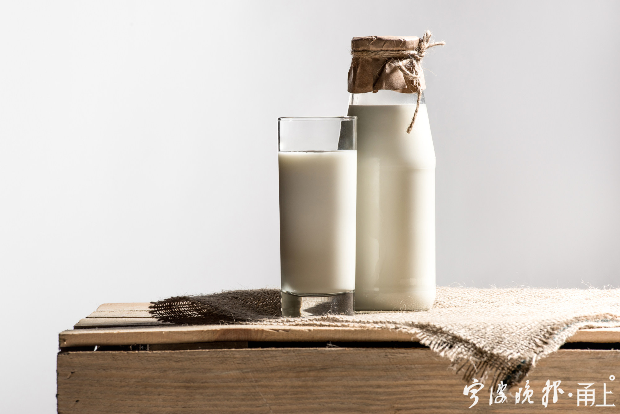 包图网_pki461641新鲜的牛奶，在玻璃和 jar.jpg