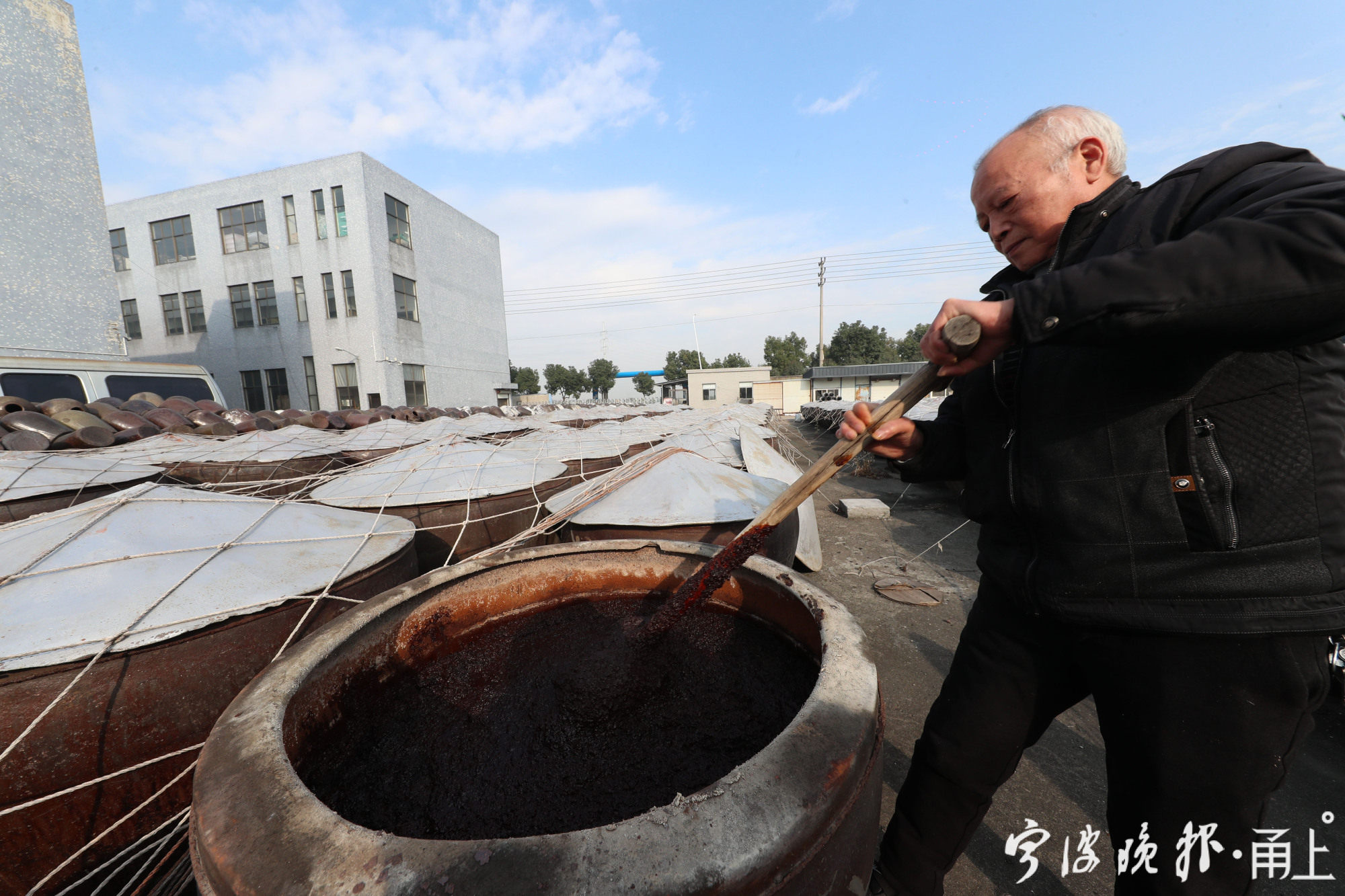 从一粒黄豆到一滴酱油历程跨越四季宁波这家古法酿造酱油厂传承传统