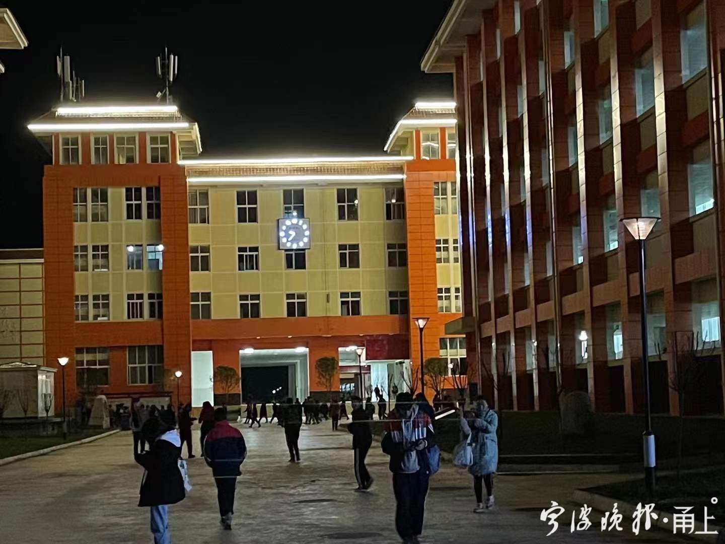 据了解,布拖中学是初,高中一体的学校,服务全县12个乡镇,为凉山州最大