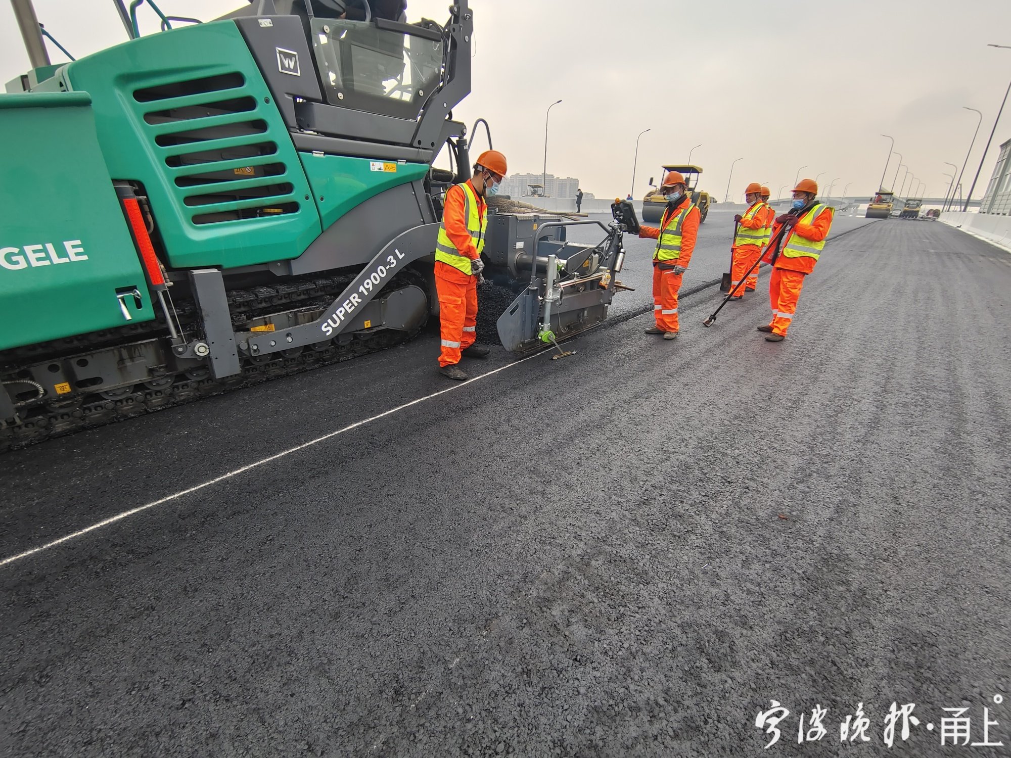 环城南路西延沥青摊铺 (7).jpg