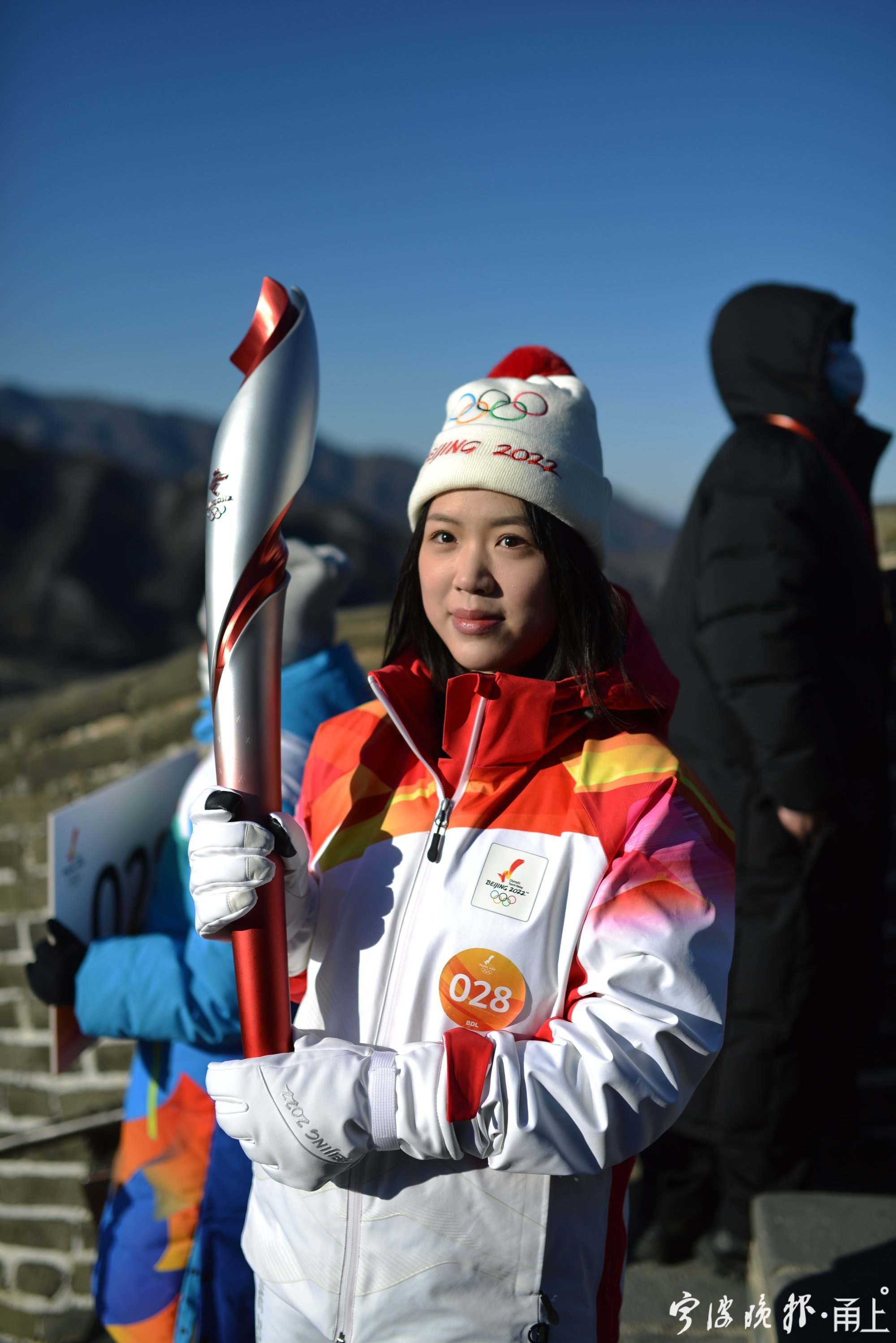 宁波姑娘杨倩在八达岭长城上传递冬奥火炬照片美翻了