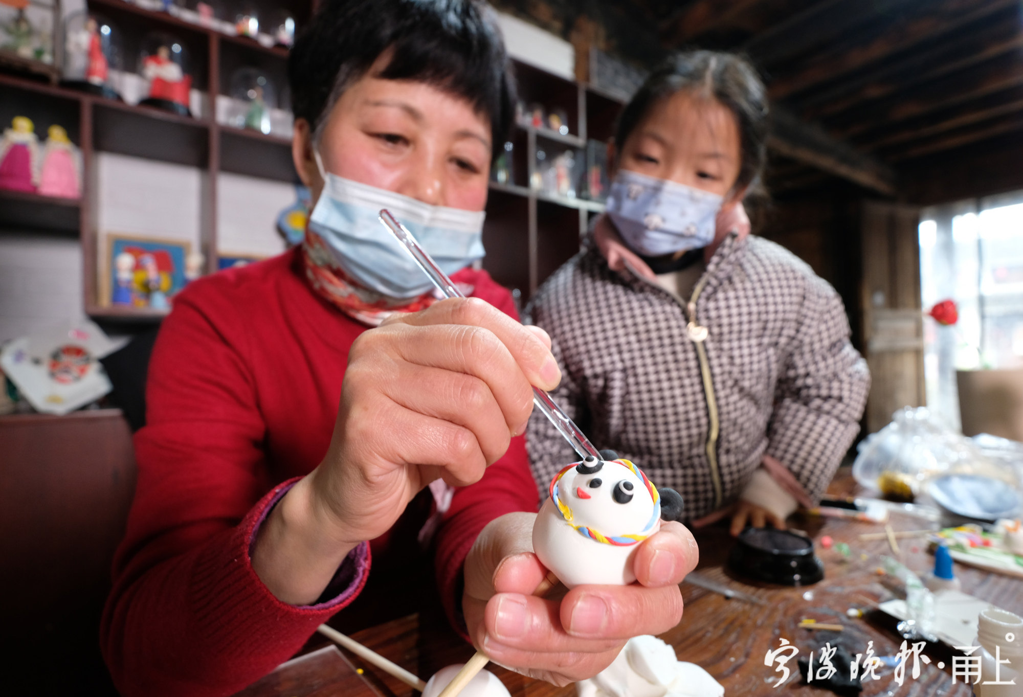 萌宁波非遗艺人用面塑制作冰墩墩