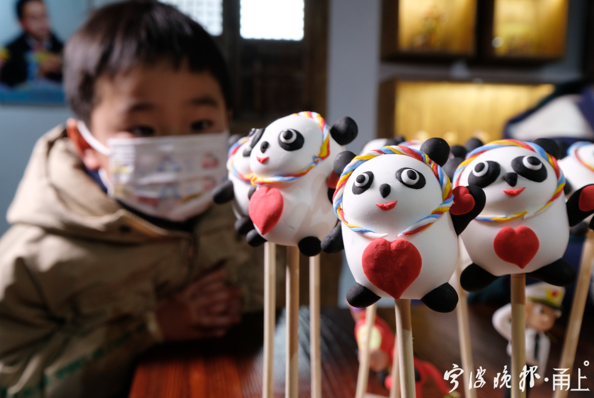 萌宁波非遗艺人用面塑制作冰墩墩