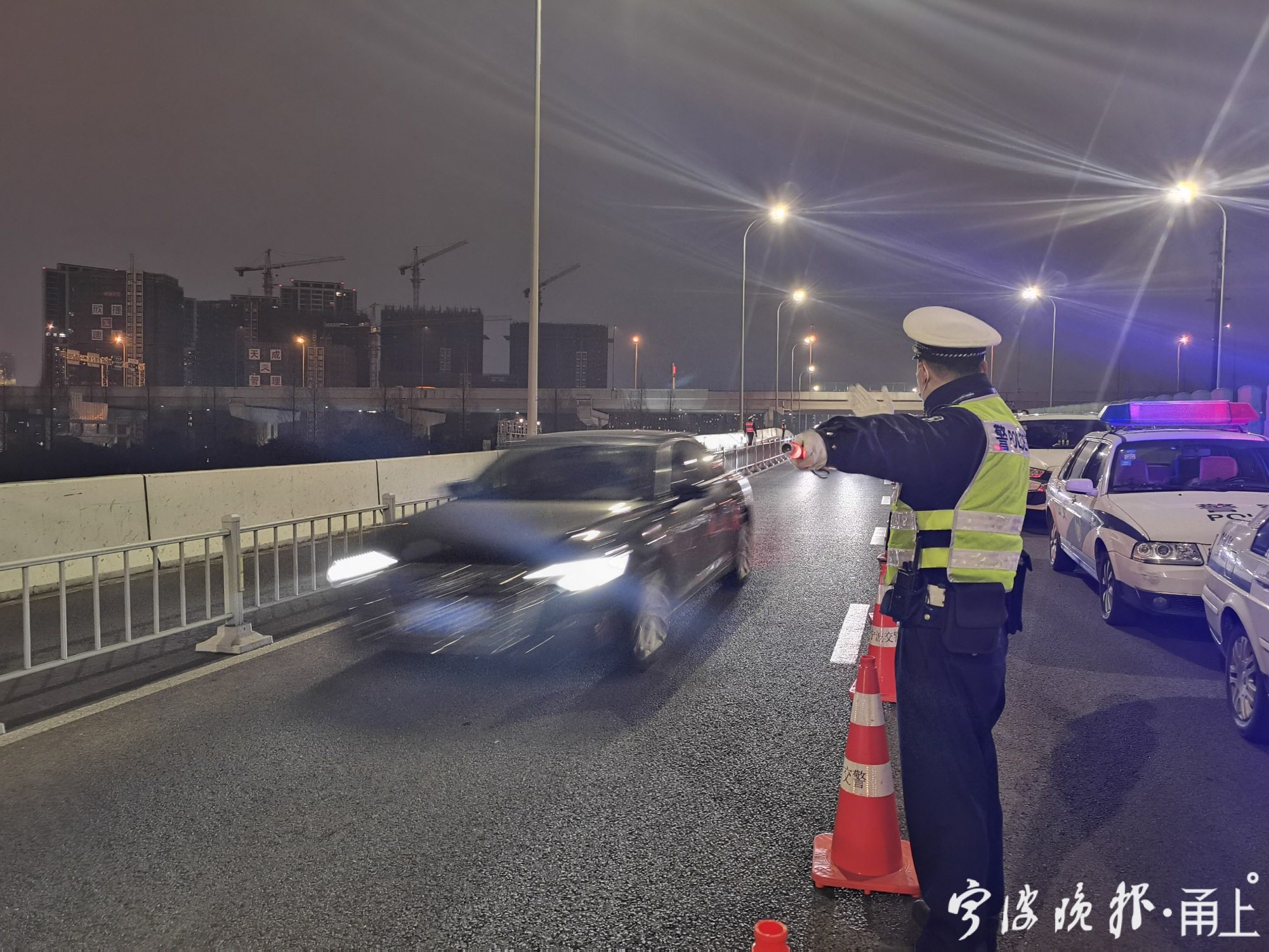 酒驾查处不分时段零容忍记者直击交警查酒驾现场