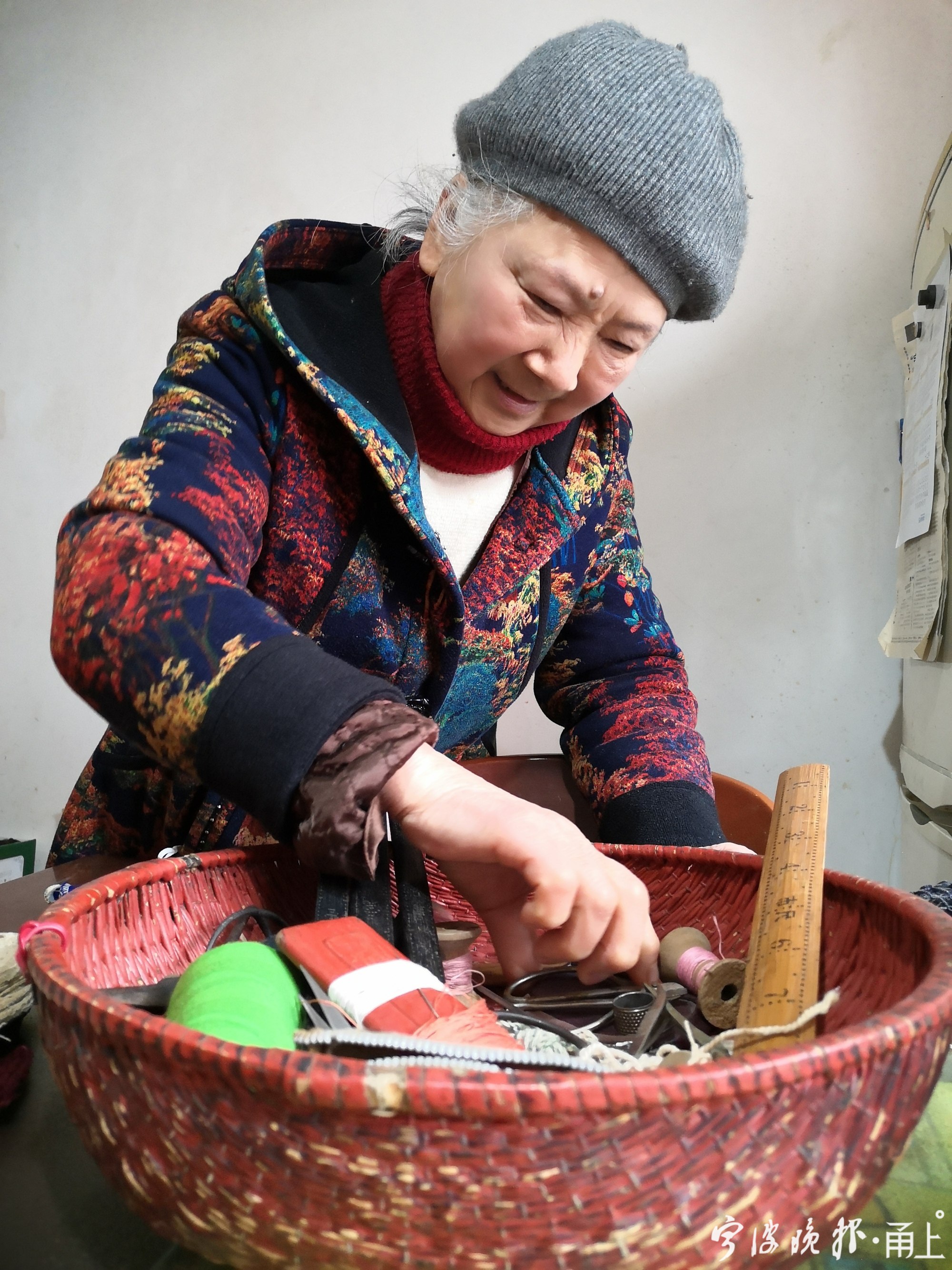 尺子,剪刀,针线,刮浆板,粉饼包,盘扣钳子……二三十种家庭针线活儿