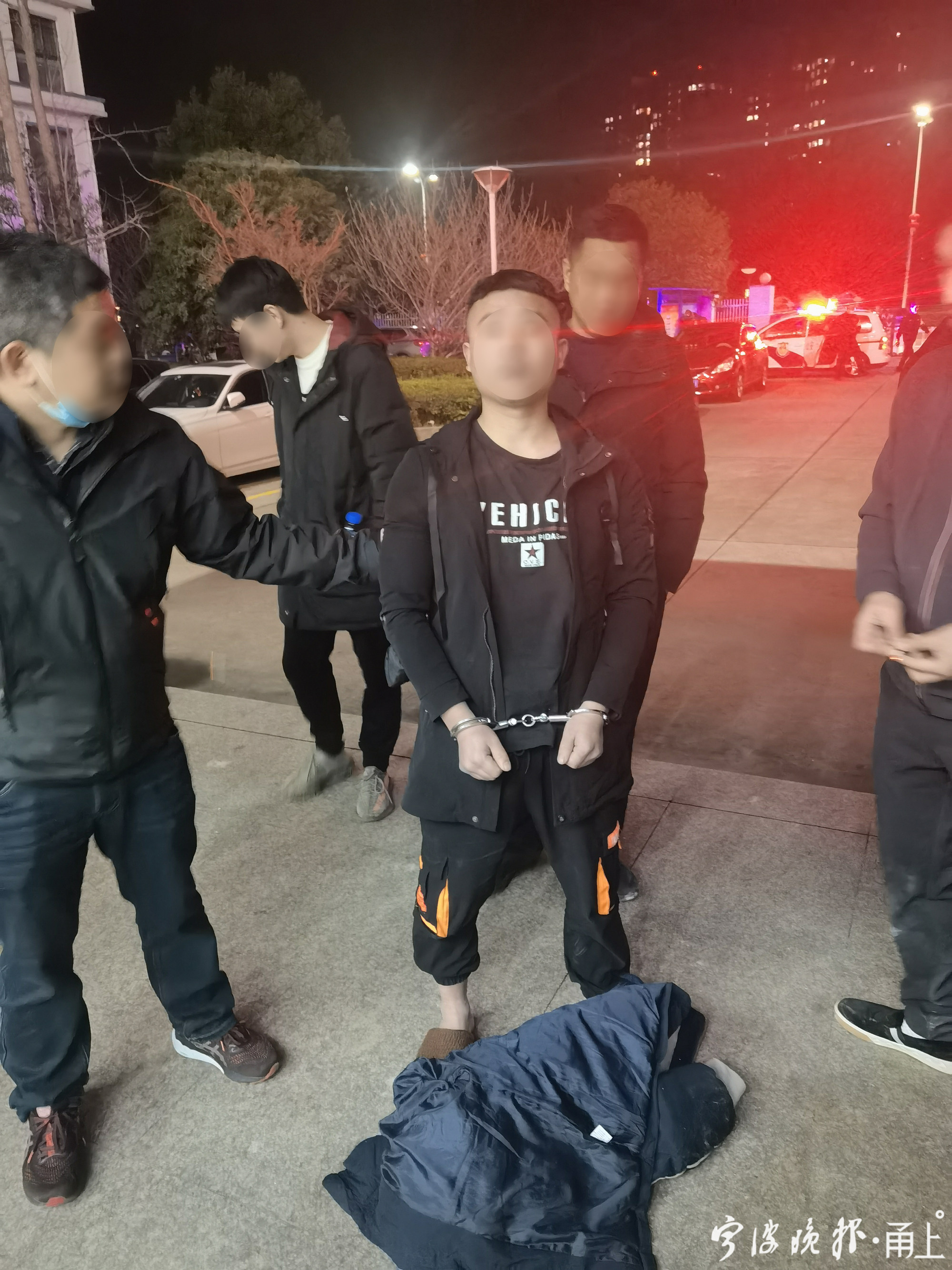 警方一方面通过大量视频追踪,走访排查,现场痕迹物证进行比对,同时对