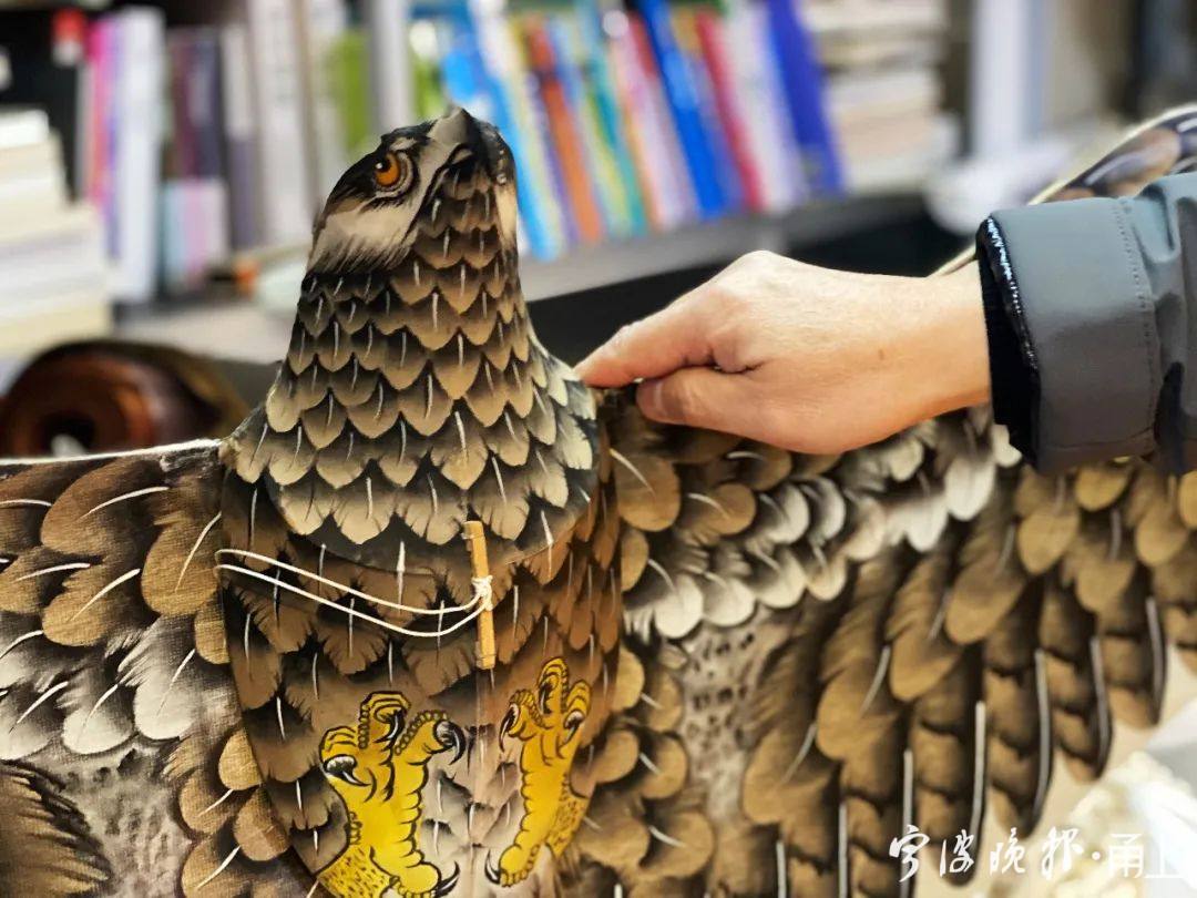 宁波这位风筝达人制作的盘鹰风筝过于逼真,竟引来了真老鹰!