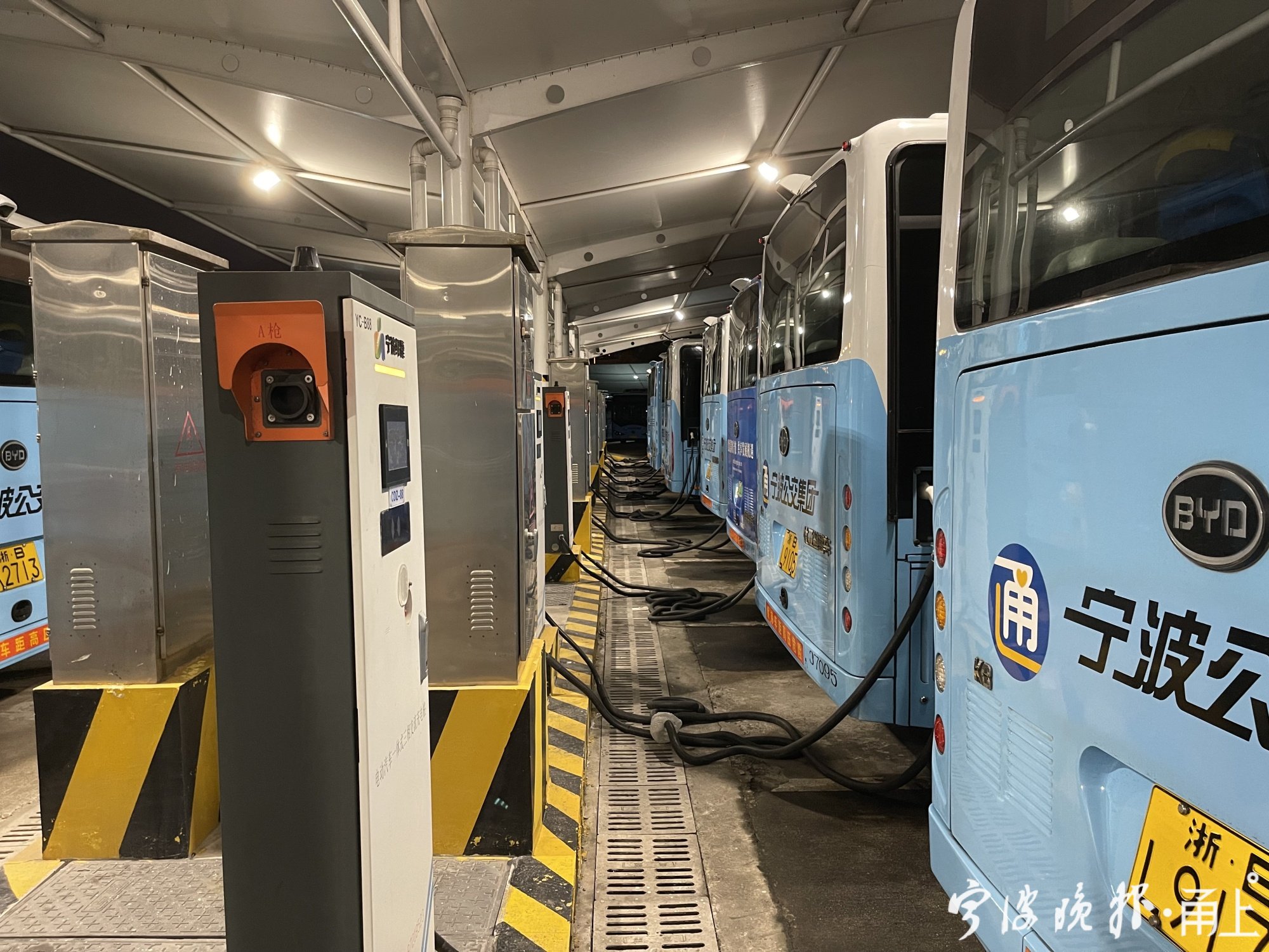 vlog震撼超200辆公交车同时充电是个啥场面记者深夜探访