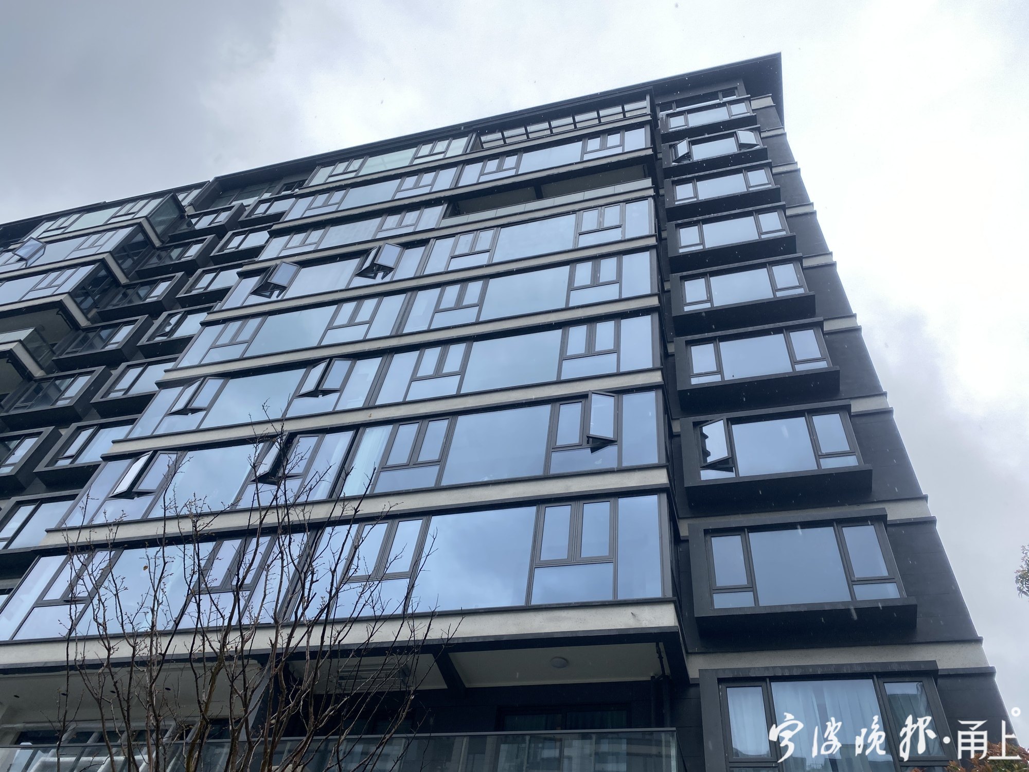 海曙区白云街道某小区阳台外立面均为统一推窗.jpg